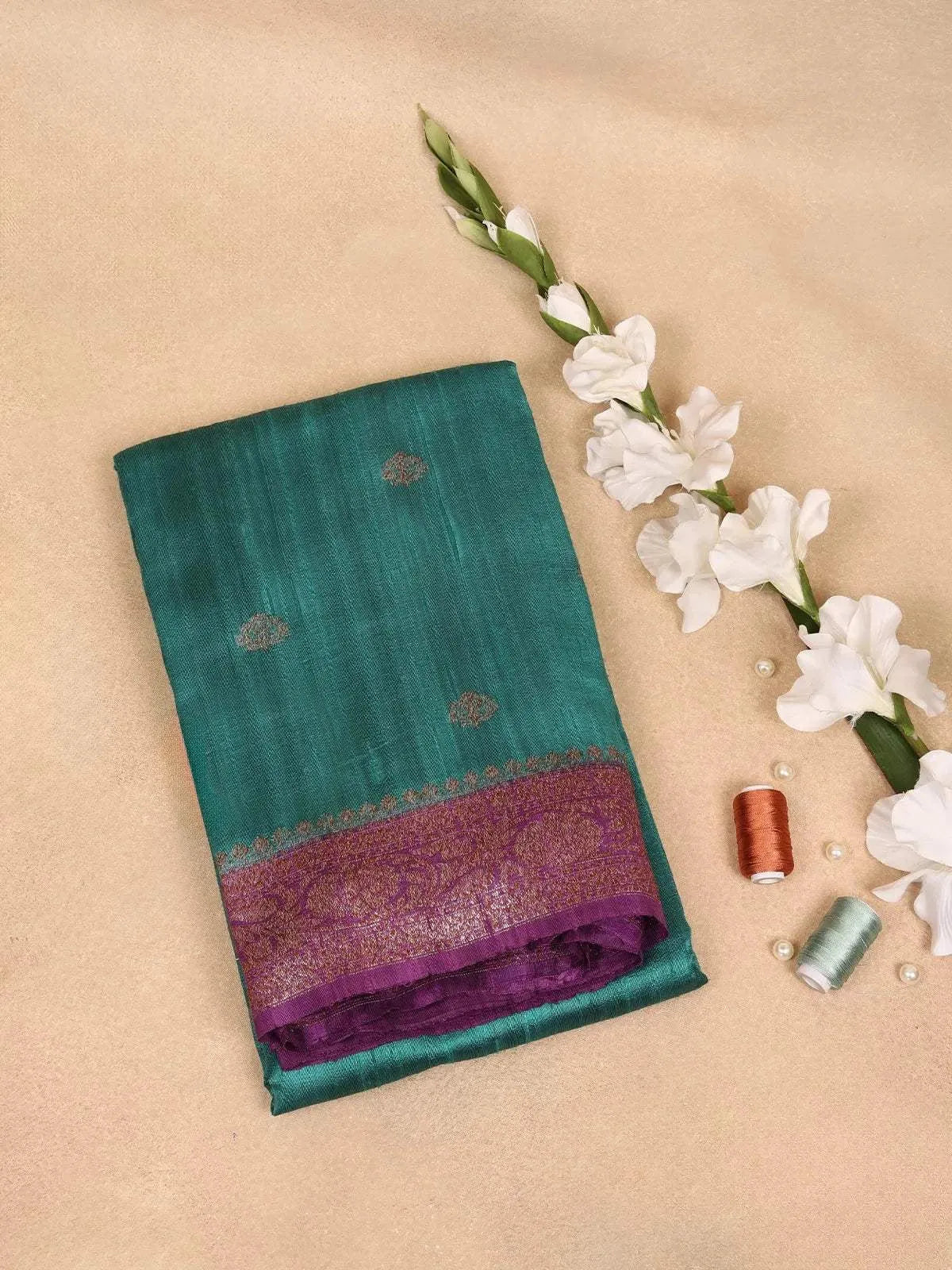 Green Banarasi Saree with Flower Motif on the Body with Contrast Zari Border - Diadem