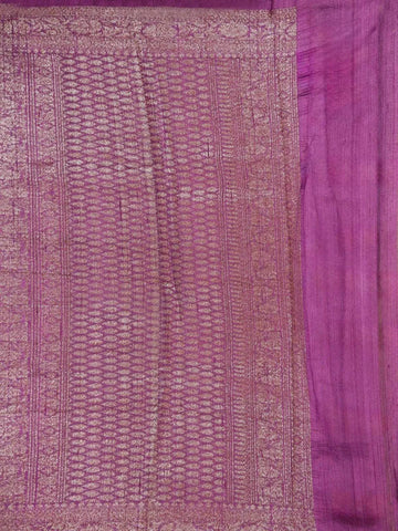 Green Banarasi Saree with Flower Motif on the Body with Contrast Zari Border - Diadem