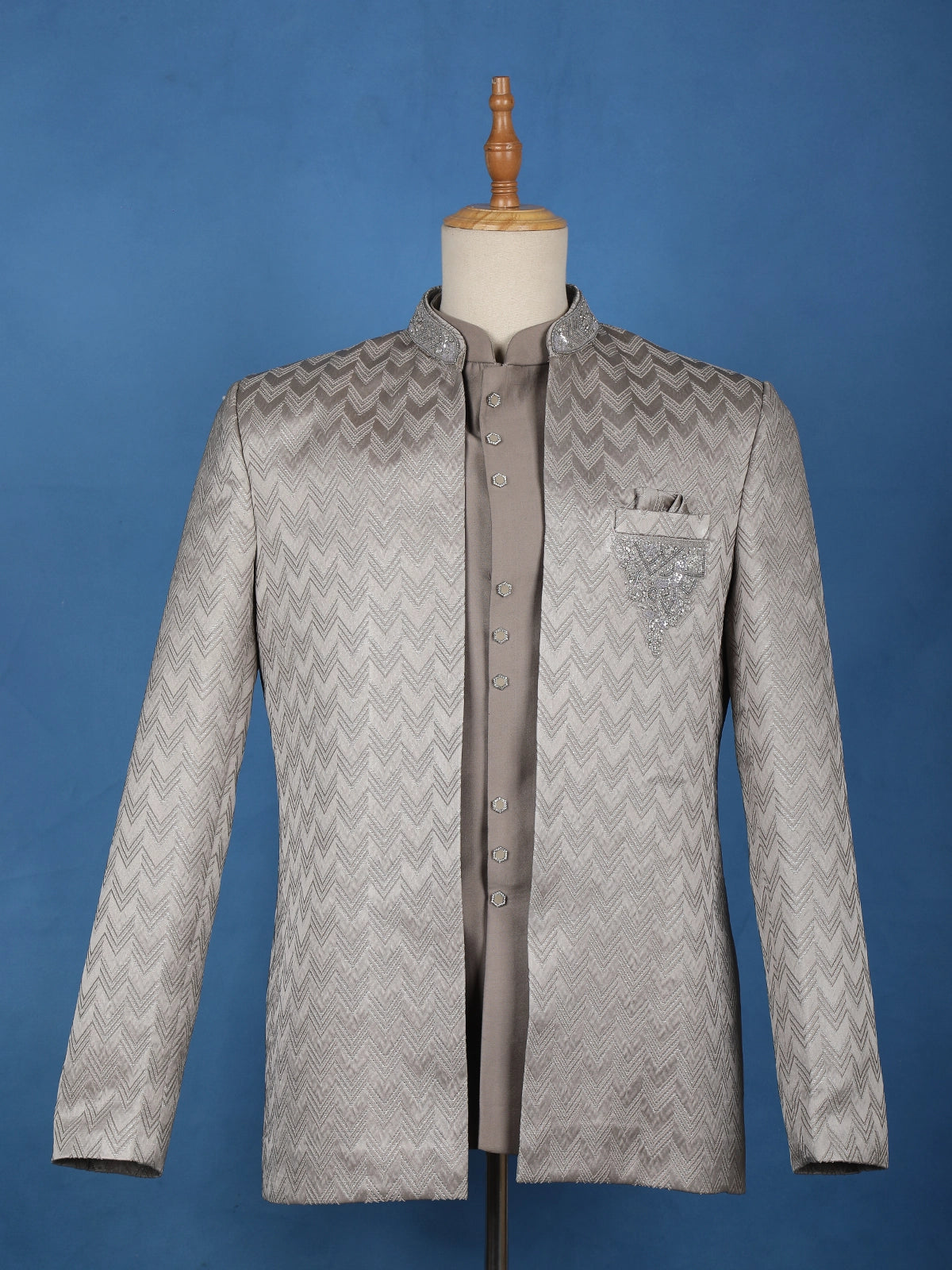 Grey Arrow Design Jacquard Men's Suit with Embroidered Collar and Pocket Detailing