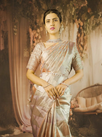 Choosing the Ideal Bridal Saree: Fabrics, Patterns, and Draping Styles