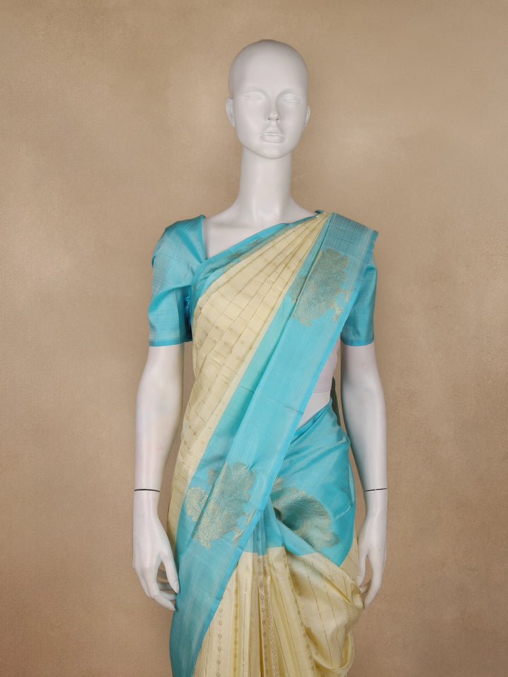 Cream Floral Butti Stripes Woven Pure Kanchipuram Silk Saree - Diadem