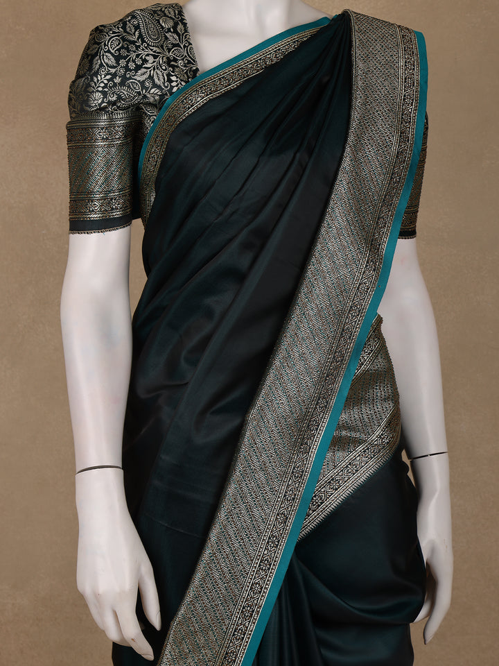 Deep Green Solid Designed Woven Banarasi Silk Saree - Diadem
