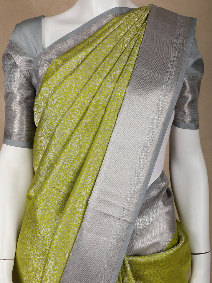 Green Floral Woven Pure Kanchipuram Silk Saree - Diadem