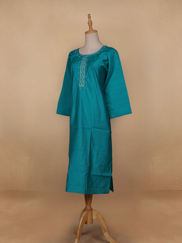 Green Solid Casual Cotton Kurti - Diadem